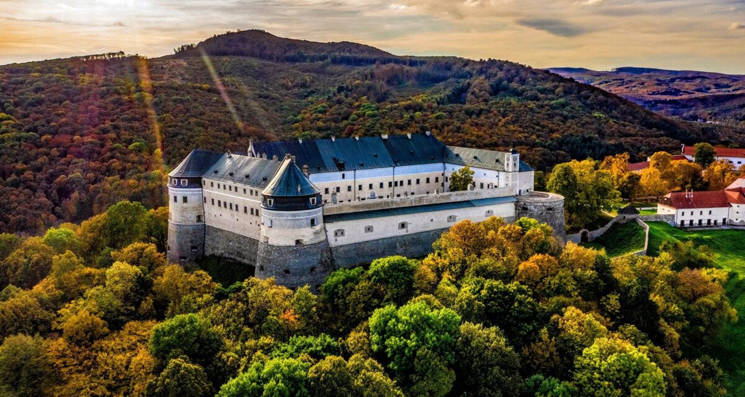 🏰 Hrad Červený Kameň – kompletný sprievodca návštevníka (2026)