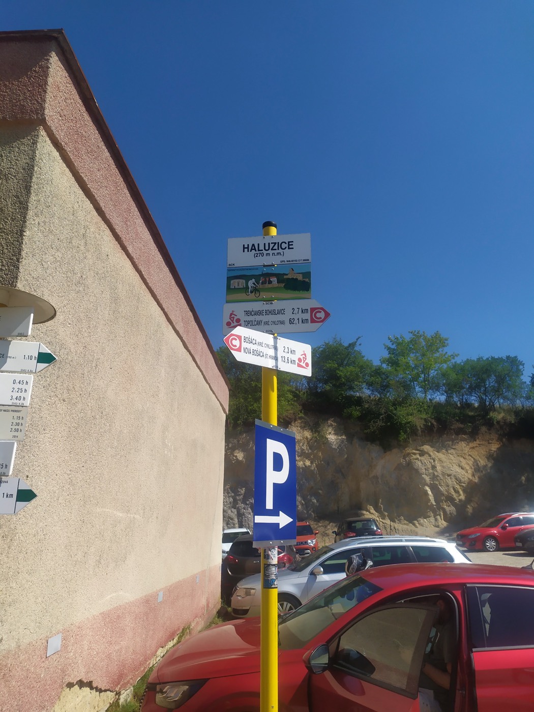 Turistický smerovník a označenie parkovania v Haluziciach